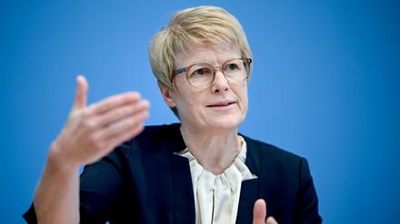Veronika Grimm, Mitglied im Sachverständigenrat der Bundesregierung, spricht bei einer Pressekonferenz.