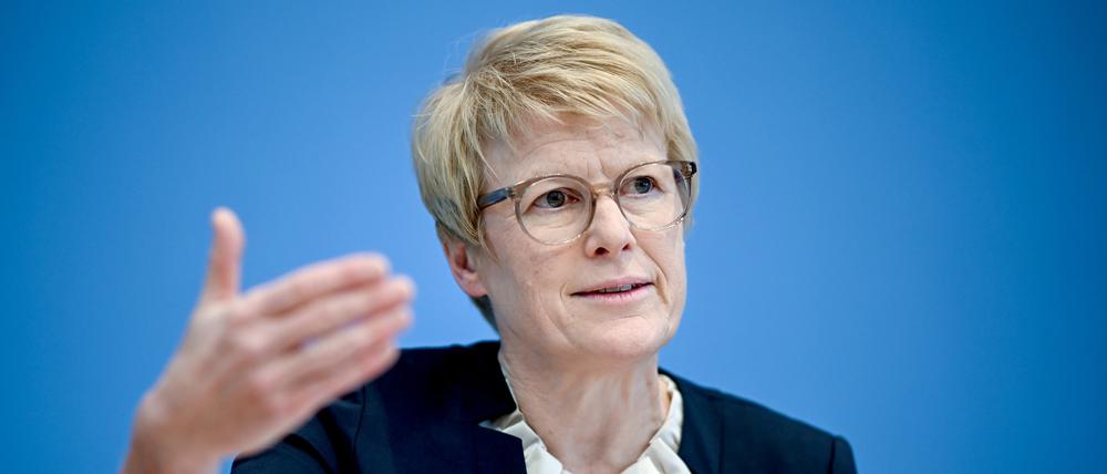 Veronika Grimm, Mitglied im Sachverständigenrat der Bundesregierung, spricht bei einer Pressekonferenz.