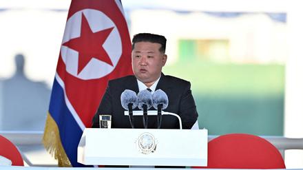 Der nordkoreanische Diktator KimJong Un spricht bei einem öffentlichen Auftritt.