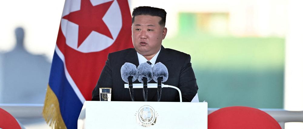 Der nordkoreanische Diktator KimJong Un spricht bei einem öffentlichen Auftritt.