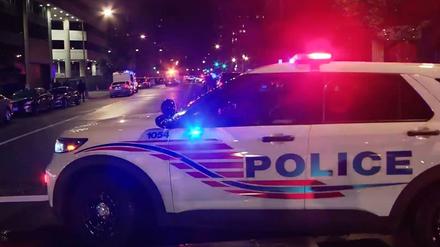 Nach Polizeiangaben skandierte der mutmaßliche Täter nach der Festnahme einen propalästinensischen Slogan.