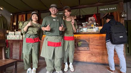 Duc Anh Lee (Mitte) und seine Mitarbeiter sind stolz, im Cong Caphe zu arbeiten.