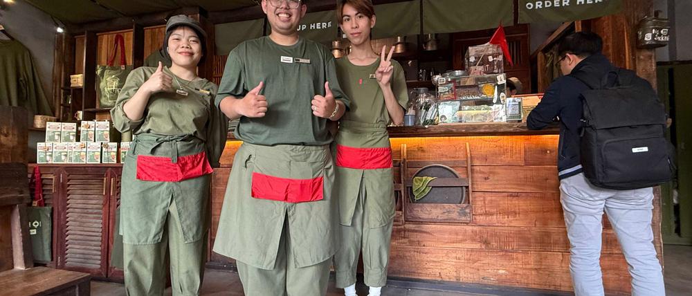 Duc Anh Lee (Mitte) und seine Mitarbeiter sind stolz, im Cong Caphe zu arbeiten.