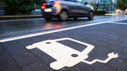 Ein Symbol markiert einen Parkplatz an einer Ladesäule für Elektroautos. 