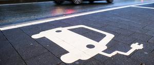 Ein Symbol markiert einen Parkplatz an einer Ladesäule für Elektroautos. 