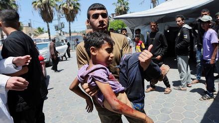 Ein verwundetes palästinensisches Kind wird im Gazstreifen in eine Klinik gebracht.