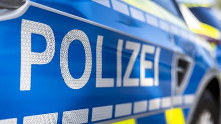28.09.2021, Nordrhein-Westfalen, Gütersloh: An der Tür von einem Streifenwagen steht der Schriftzug «Polizei».