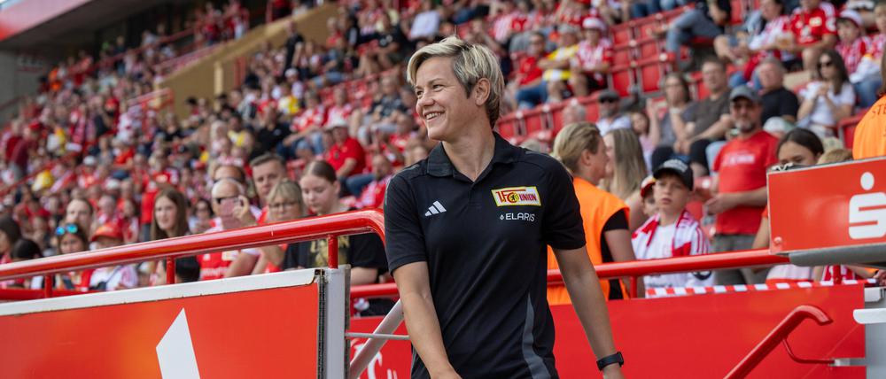Jennifer Zietz, Geschäftsführerin beim 1. FC Union Berlin, möchte in Liga eins mindestens einen Mittelfeldplatz erreichen.