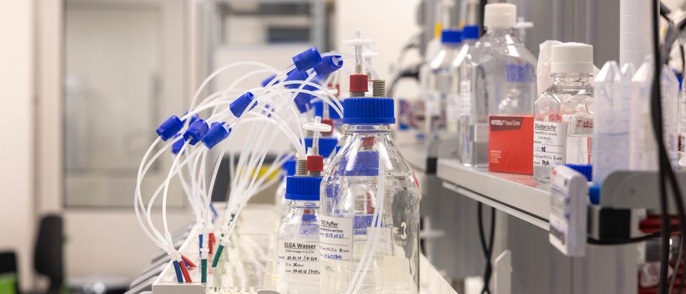 Tüffteln im Labor: Die Chemie- und Pharmaindustrie gibt so viel für Forschung aus wie nie zuvor (Archivbild)