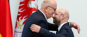 Ministerpräsident Dietmar Woidke (SPD, l.) umarmt René Wilke (parteilos) nach dessen Ernennung zum Innenminister. 