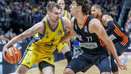 Nationalspieler Malte Delow im Duell mit Ulms Topscorer Ben Saraf