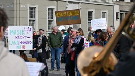 Schüler, Eltern und Lehrkräfte von Musik- und Kunstschulen demonstrieren und musizieren vor dem Landtag in Potsdam.