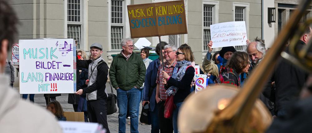 Schüler, Eltern und Lehrkräfte von Musik- und Kunstschulen demonstrieren und musizieren vor dem Landtag in Potsdam.