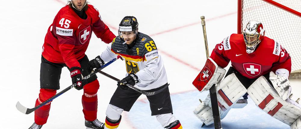 Marc Michaelis (M) erlitt gegen Dänemark einen Kieferbruch.