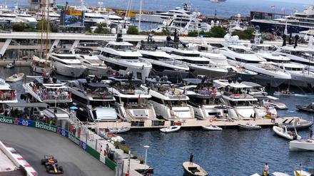 Die Superreichen verfolgen das Geschehen von ihren Jachten im Hafen.