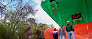 Das war knapp: Ein Containerschiff ist in einem norwegischen Fjord kurz vor einem Haus am Wasser zum Stehen gekommen.