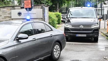 Eine Wagenkolonne verlässt den Bundesgerichtshof (BGH). 