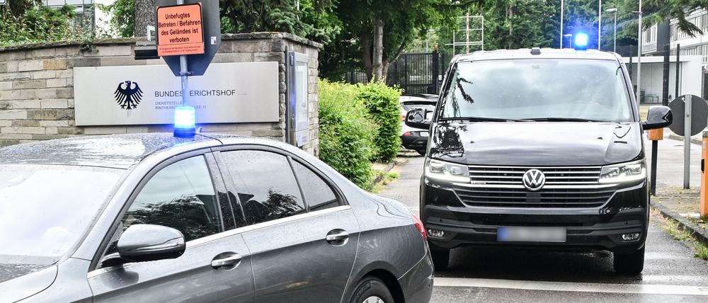 Eine Wagenkolonne verlässt den Bundesgerichtshof (BGH).