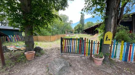 Der Zugang vom Parkplatz zu Hof, Café und Spielplatz. 