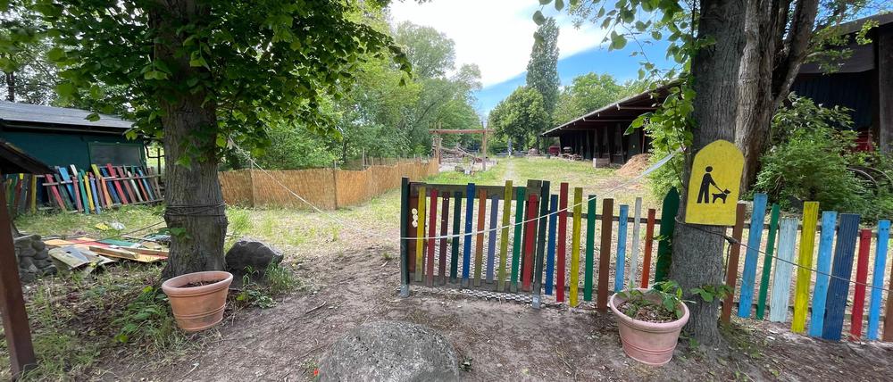 Der Zugang vom Parkplatz zu Hof, Café und Spielplatz. 