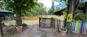 Der Zugang vom Parkplatz zu Hof, Café und Spielplatz. 