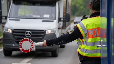 Ein Polizist hält einen Transporter auf der A64 bei Trier an (Symbolbild).