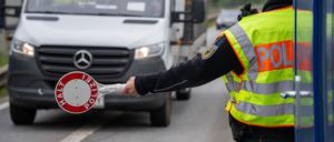 07.05.2025, Rheinland-Pfalz, Trier: Ein Polizist hält einen Transporter auf der A64 an.