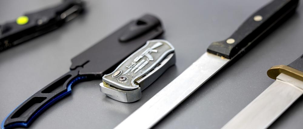 Auf einem Tisch liegen von der Polizei sichergestellte verbotene Stichwaffen. 