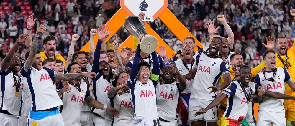 Bei der Siegerehrung hatte die UEFA nicht genug Medaillen.