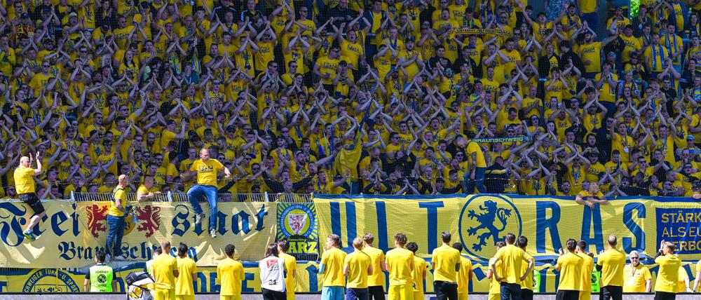 Angespannte Situation: Spieler und Fans von Eintracht Braunschweig.