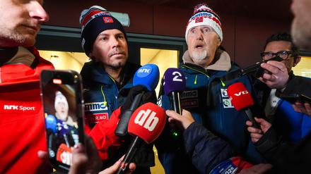 Der norwegische Skisprung-Trainer Magnus Brevig (l.) wurde von seinen Aufgaben entbunden.