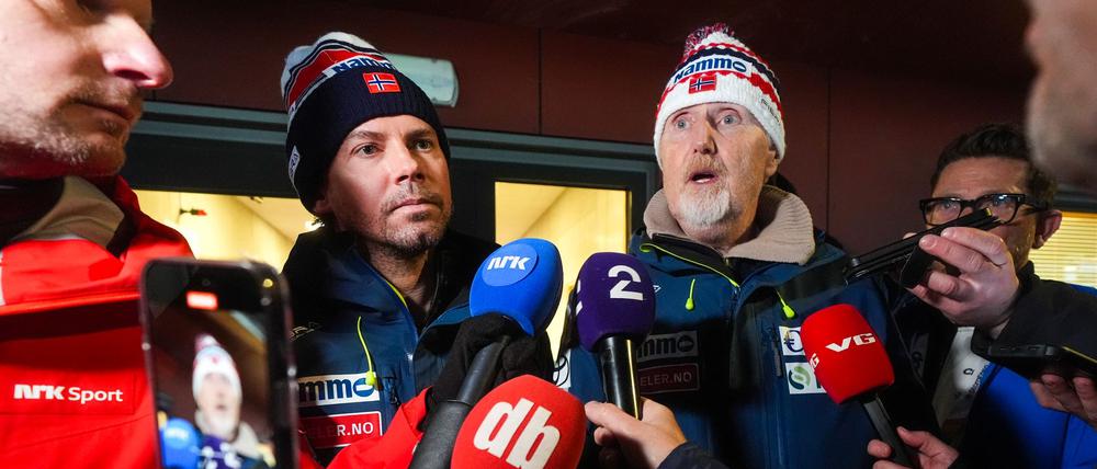 Der norwegische Skisprung-Trainer Magnus Brevig (l.) wurde von seinen Aufgaben entbunden.