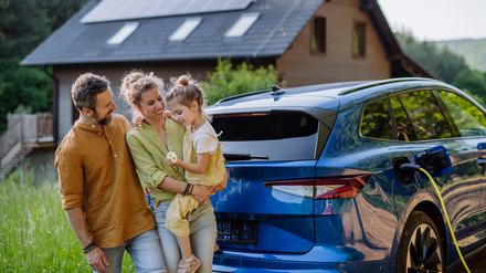 Familie vor Eigenheim und eigenem Auto. Wie viel Wohlstand ist künftig drin?