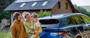 Familie vor Eigenheim und eigenem Auto. Wie viel Wohlstand ist künftig drin?
