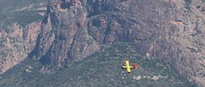 Ein Flugzeug fliegt am Gozzi Berg auf Korsika vorbei.