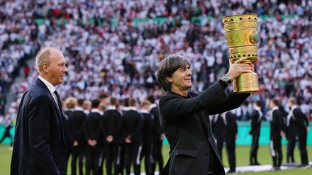 Ex-VfB-Trainer Joachim Löw, der 2022 den Pokal ins Stadion brachte, dürfte seinen Platz beim Finale sicher haben. 