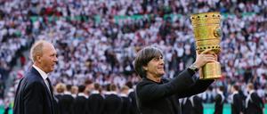 Ex-VfB-Trainer Joachim Löw, der 2022 den Pokal ins Stadion brachte, dürfte seinen Platz beim Finale sicher haben. 