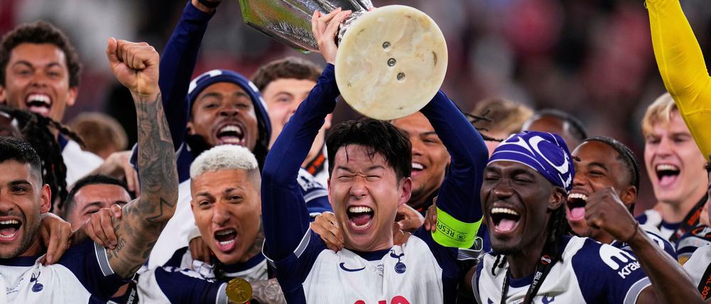 Kapitän Heung-Min Son bejubelt seine erste Trophäe mit Tottenham Hotspur.