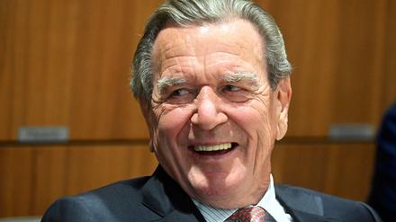 Gerhard Schröder, ehemaliger Bundeskanzler, lacht am 20. Mai 2025 während der Sitzung des niedersächsischen Landtags mit der Wahl des neuen Ministerpräsidenten von Niedersachsen