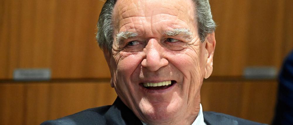 Gerhard Schröder, ehemaliger Bundeskanzler, lacht am 20. Mai 2025 während der Sitzung des niedersächsischen Landtags mit der Wahl des neuen Ministerpräsidenten von Niedersachsen