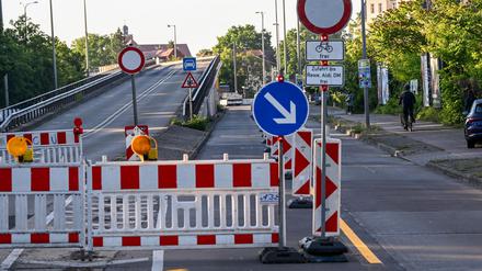 Die Sperrung der Brücke an der Wuhlheide hat große Verkehrsprobleme zur Folge .