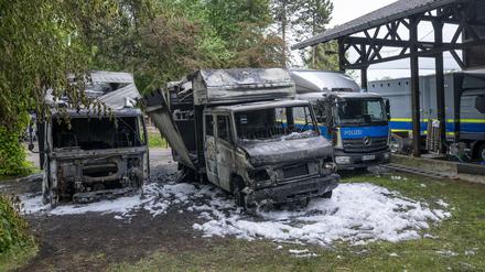 22.05.2025, Bayern, München: Fahrzeuge der Polizei stehen nach einem mutmaßlichen Brandanschlag auf Polizei-Reiterstaffel auf dem Gelände der Einrichtung.