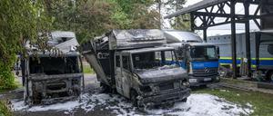 22.05.2025, Bayern, München: Fahrzeuge der Polizei stehen nach einem mutmaßlichen Brandanschlag auf Polizei-Reiterstaffel auf dem Gelände der Einrichtung.