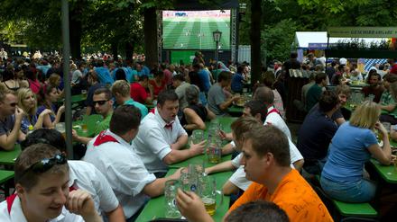 Das Pokalfinale darf in Berlin im Freien geschaut werden.