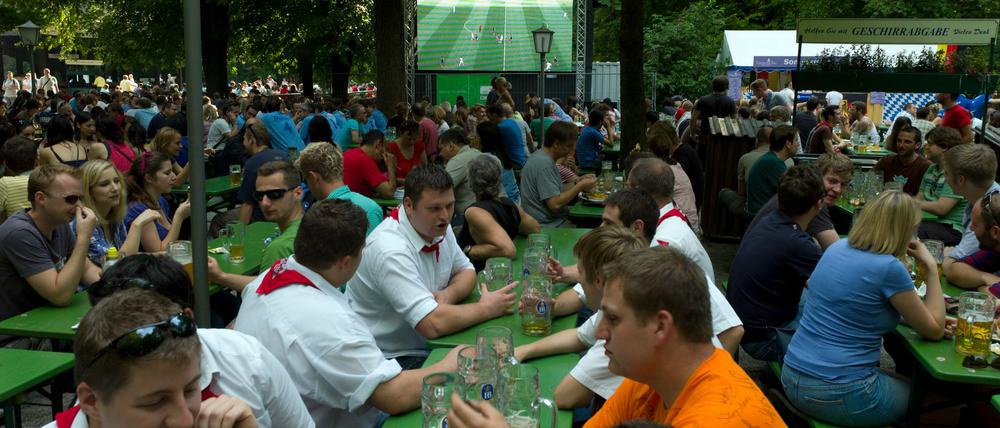 Das Pokalfinale darf in Berlin im Freien geschaut werden. 