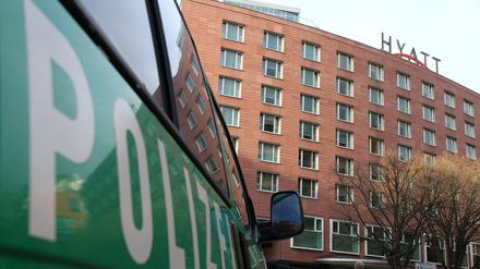 Polizei vor dem Hotel Hyatt am Potsdamer Platz in Berlin-Mitte nach dem Überfall auf das Pokerturnier. Foto: Thilo Rückeis