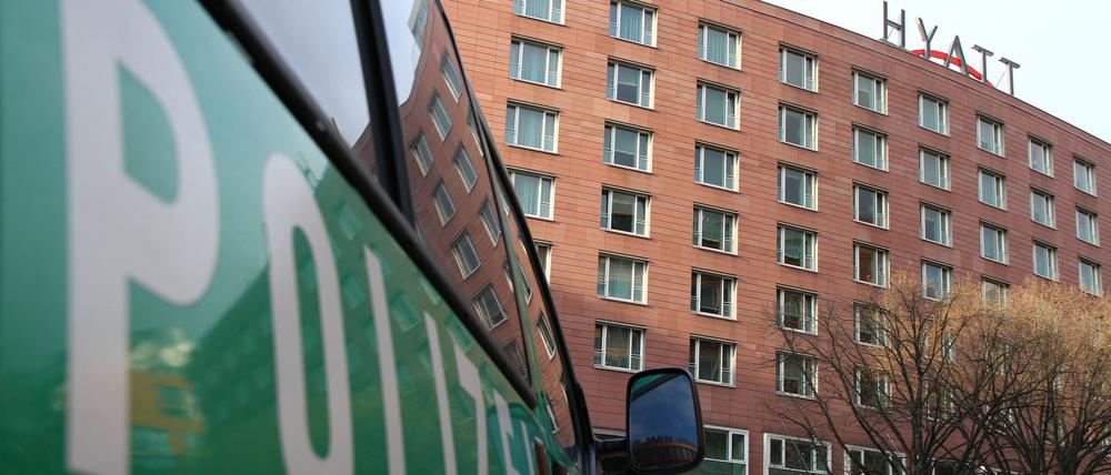 Polizei vor dem Hotel Hyatt am Potsdamer Platz in Berlin-Mitte nach dem Überfall auf das Pokerturnier. Foto: Thilo Rückeis