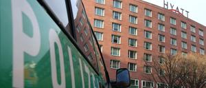 Polizei vor dem Hotel Hyatt am Potsdamer Platz in Berlin-Mitte nach dem Überfall auf das Pokerturnier. Foto: Thilo Rückeis