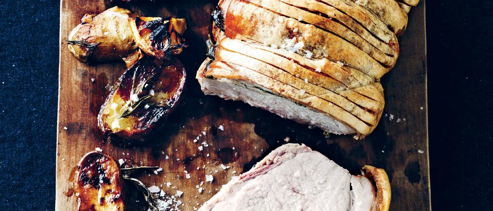 Sommerlicher Flæskesteg mit Kräutern, Fenchel und neuen Kartoffeln aus „Almanak“ von Claus Meyer.
