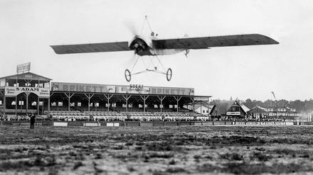 Ein Flugzeug hebt im Jahr 1910 auf dem Flugplatz Johannisthal ab.